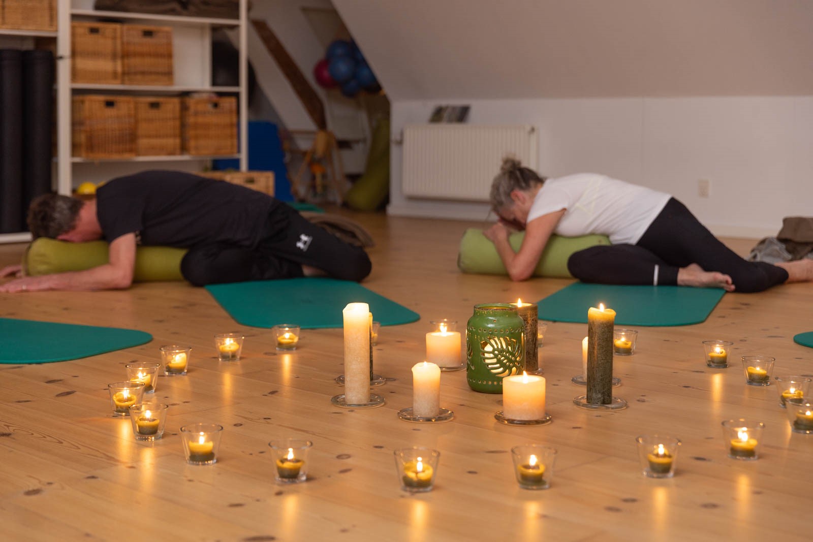 Mand og kvinde til candlelight yoga