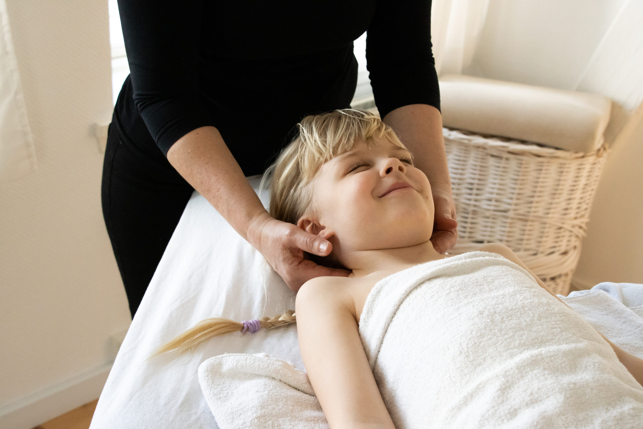 massage af barn liggende